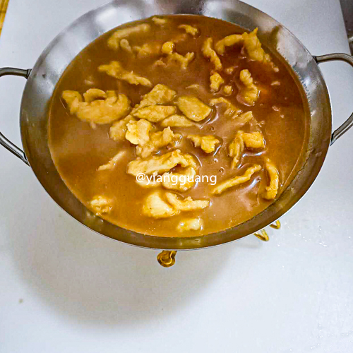 Poulet au curry rouge et lait de coco